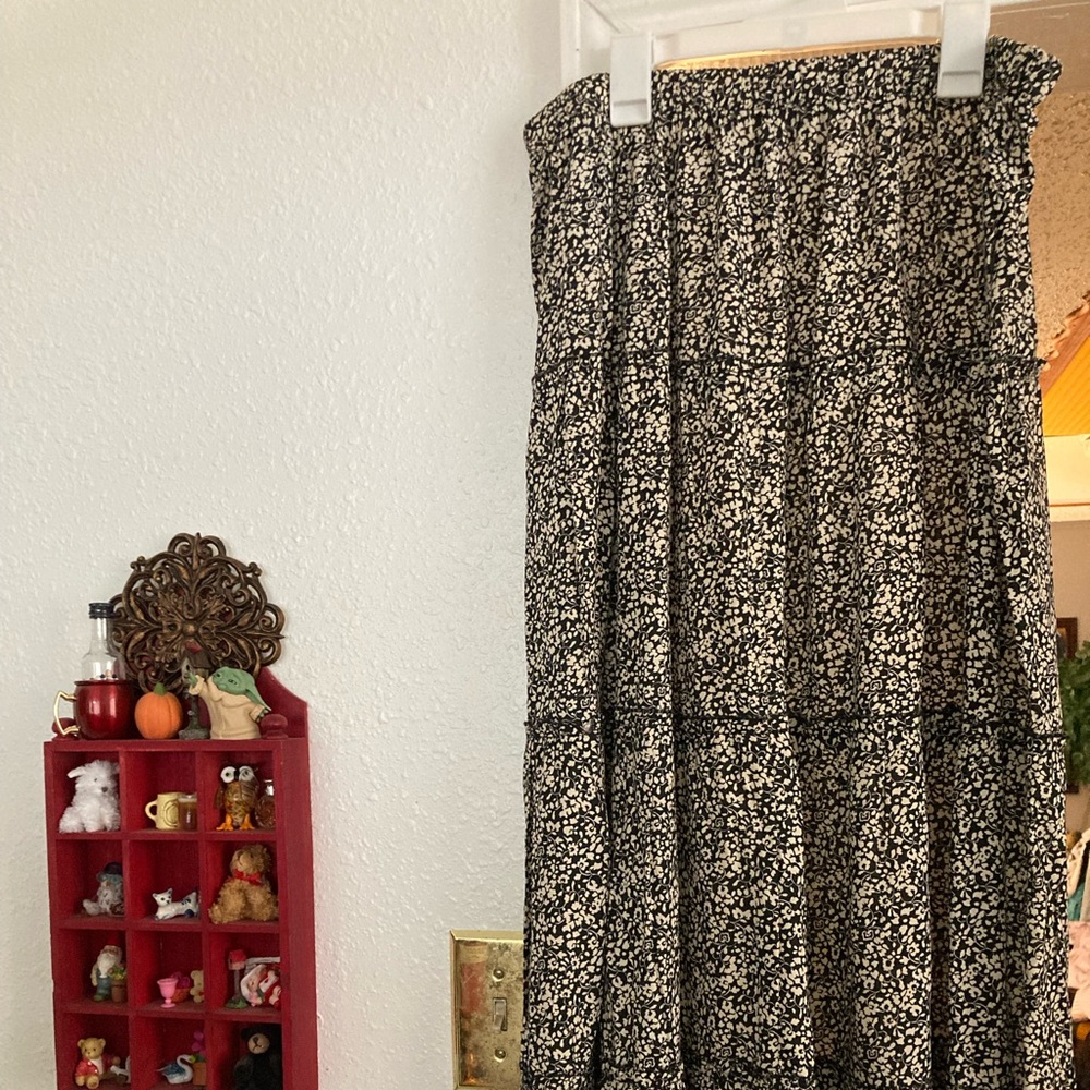Black and cream elastic waist floral skirt NWT